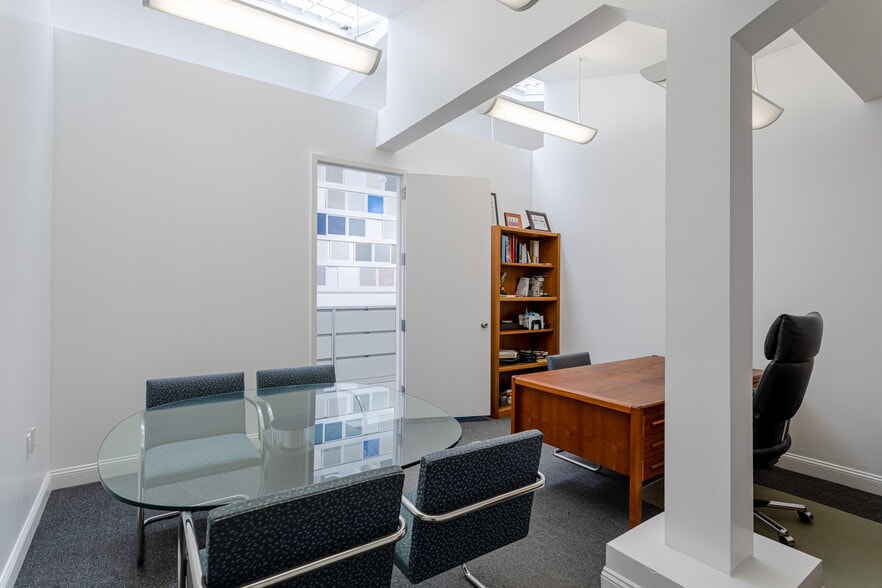 More Photos Of 234 Russell St, Brooklyn Showroom For Lease