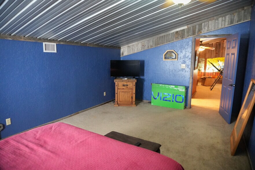 More Photos Of 1122 Douglas Ave, Beaver Hotel For Sale