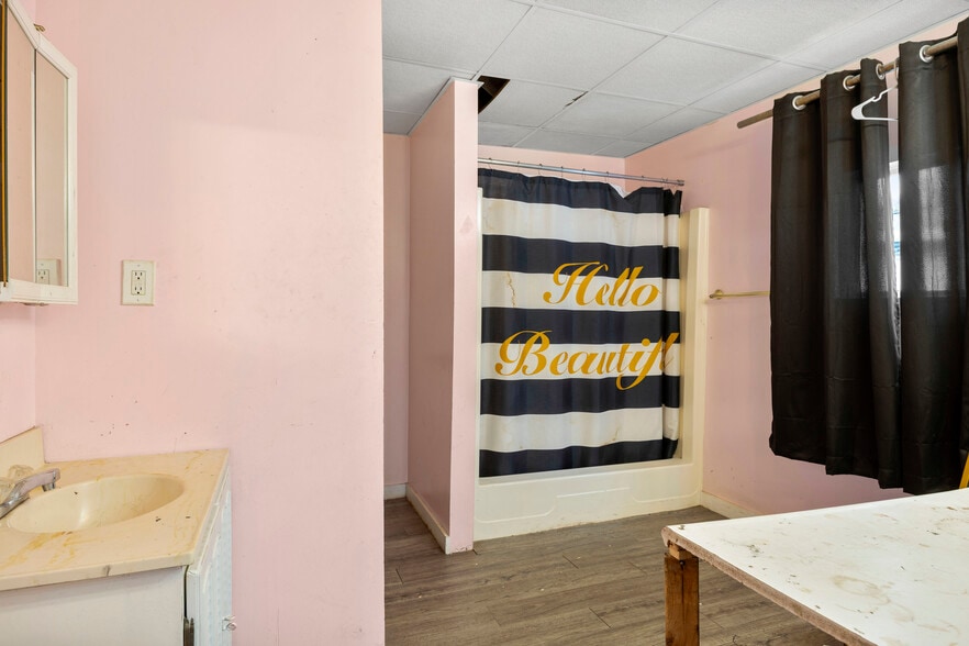 More Photos Of 1118 Broadway, Albany Bar For Sale