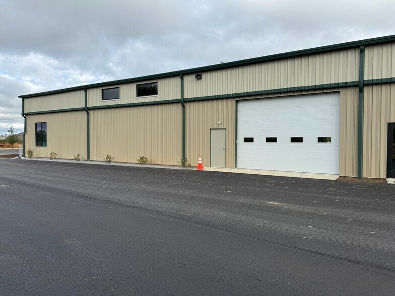 More Photos Of 310-312 Locust Dr, Verona Showroom For Lease