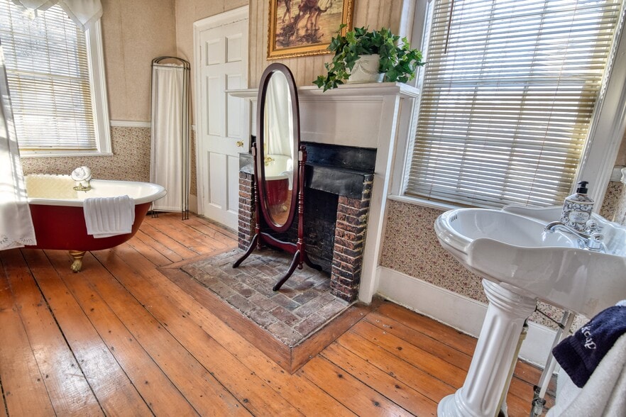 More Photos Of 27 Route 25, Plymouth Hospitality For Sale