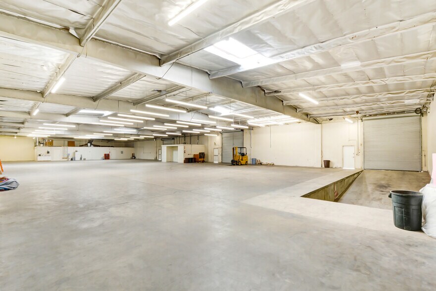 More Photos Of 2221 S Dupont Dr, Anaheim Warehouse For Sale