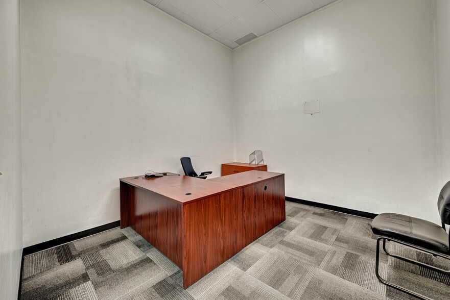 More Photos Of 100 Chamber Plz, Charleroi Supermarket For Lease