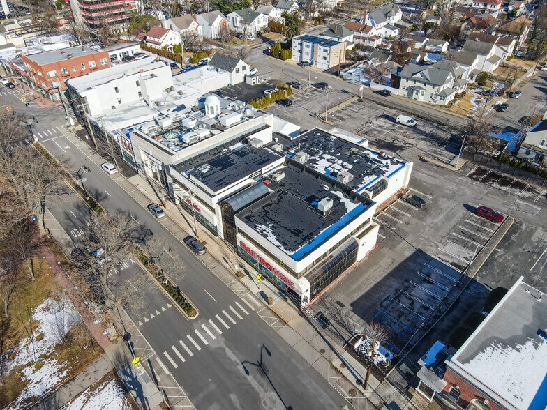 More Photos Of 683 Middle Neck Rd, Great Neck General Retail For Sale