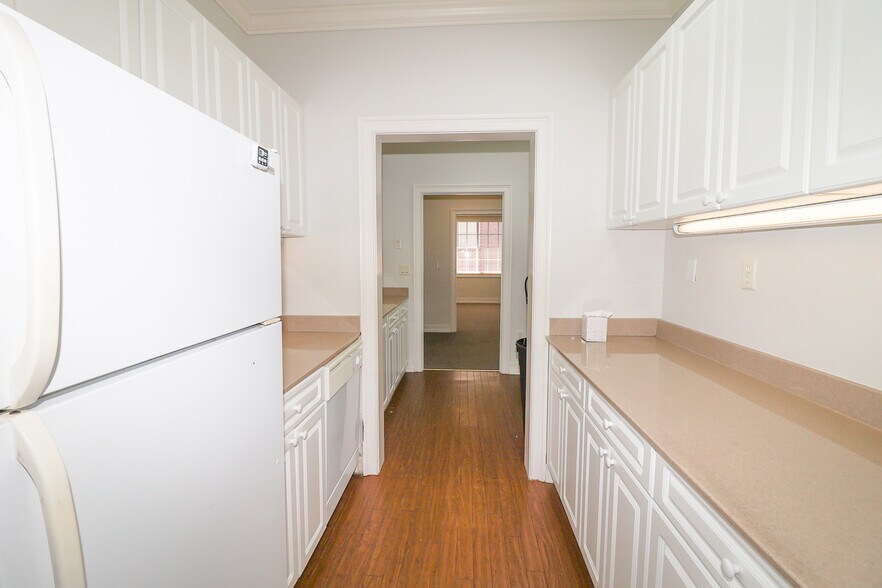 More Photos Of 3225 Shallowford Rd, Marietta Office For Lease