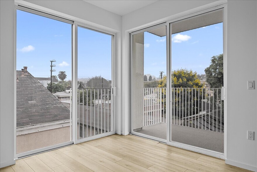 More Photos Of 636 N Juanita Ave, Los Angeles Apartments For Sale