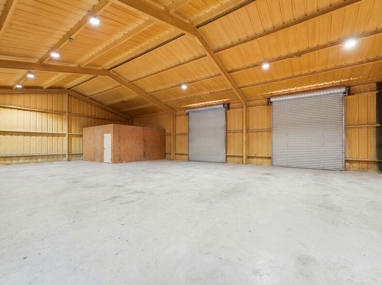 More Photos Of 117 Business Dr W, Kerrville Warehouse For Sale