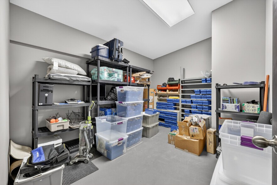 More Photos Of 624 Dehavilland Way, Calgary Airplane Hangar For Sale