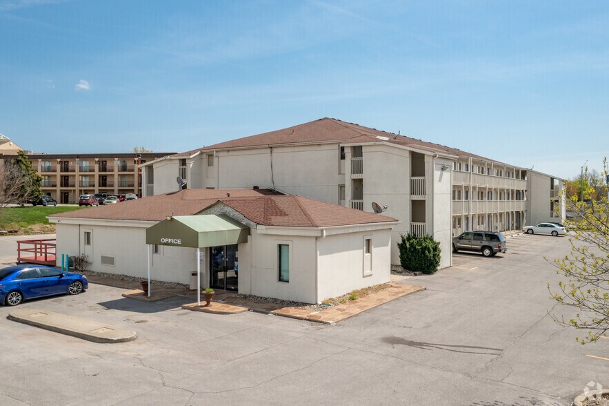 Primary Photo Of 3400 NW Jefferson St, Blue Springs Hotel For Sale