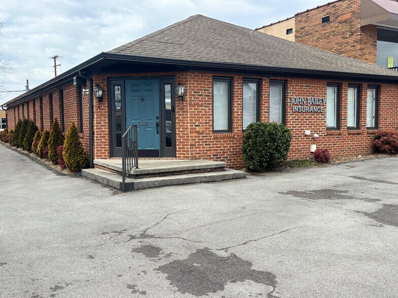 Primary Photo Of 1011 N Broadway St, Knoxville Office For Lease