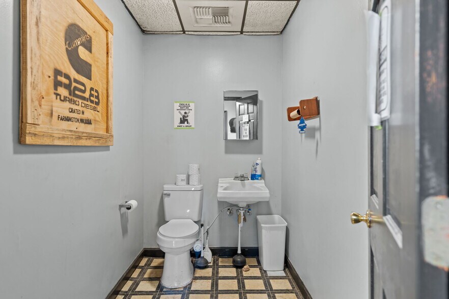 More Photos Of 4704 N College Rd, Castle Hayne Warehouse For Lease