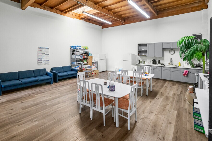 More Photos Of 18732 Corby Ave, Artesia Warehouse For Lease