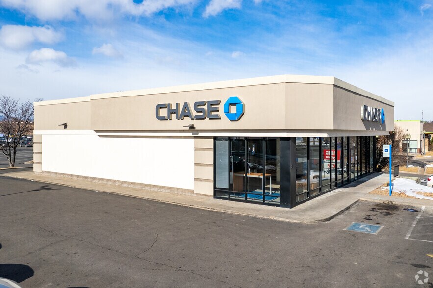 More Photos Of 1711-1975 Sheridan Blvd, Edgewater Unknown For Lease