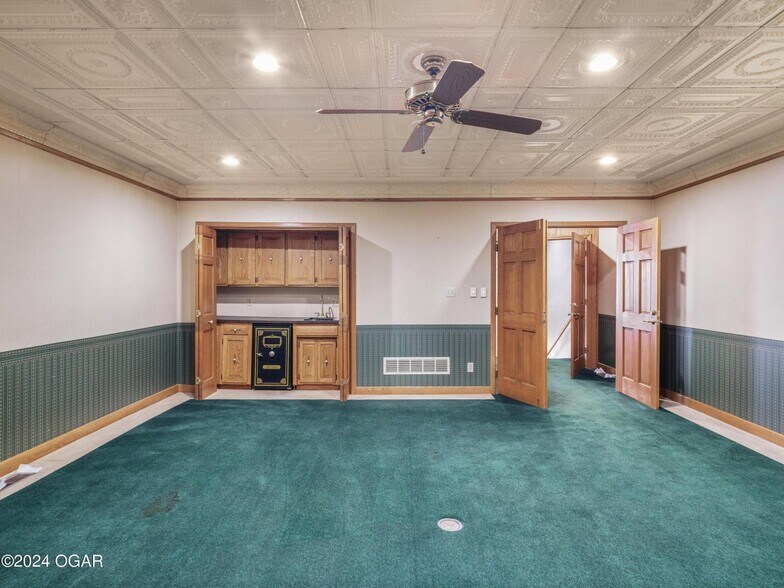 More Photos Of 1801 N Osage Blvd, Nevada Specialty For Sale