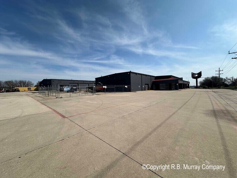 More Photos Of 350 S Ingram Mill Rd, Springfield Showroom For Lease