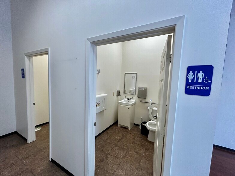 More Photos Of 12916 Malcomson Rd, Houston Storefront For Lease