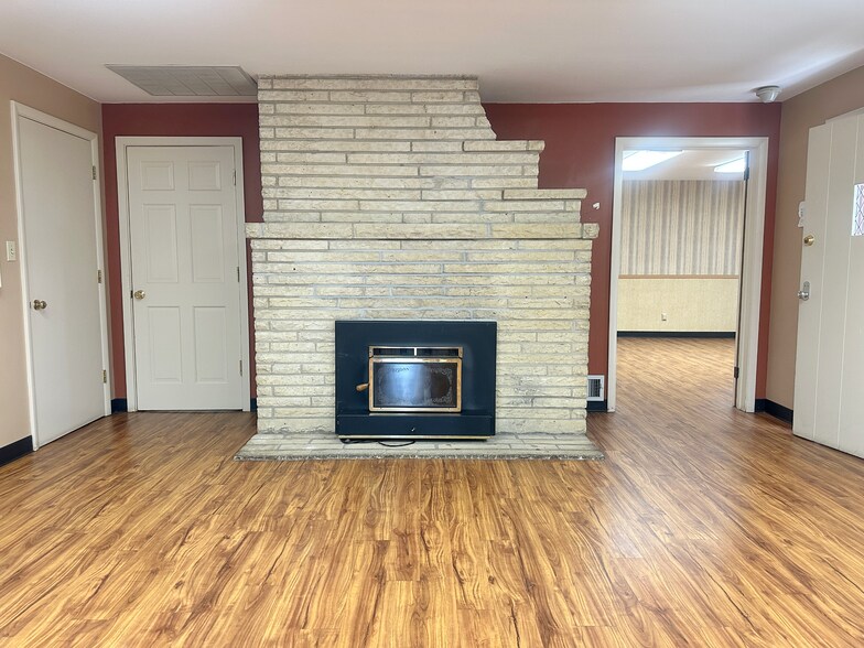 More Photos Of 2855 SE Kansas Pl, Topeka Veterinarian Kennel For Sale