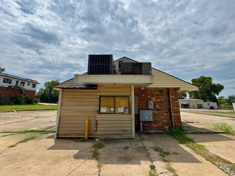 More Photos Of 520 W Broadway, Seminole Flex For Sale