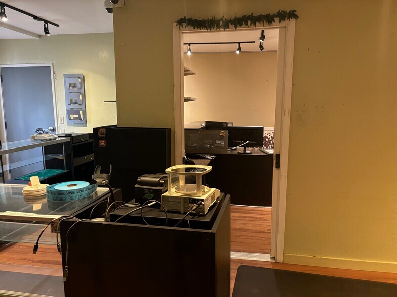 More Photos Of 15350 NE Sandy Blvd, Portland Office Residential For Sale