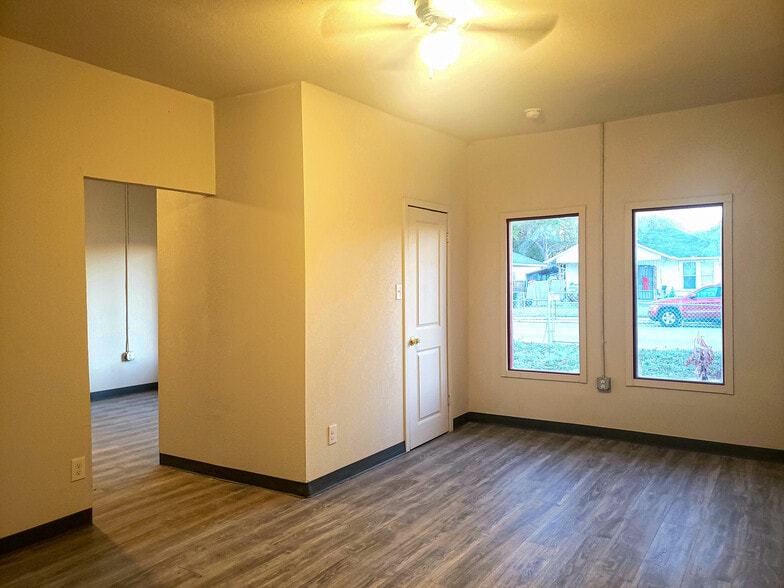 More Photos Of 1211 Gladstone, San Antonio Specialty For Sale