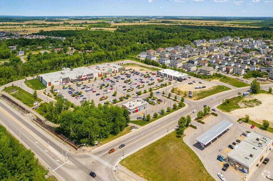 More Photos Of 2305 Av Du Marché, St-Lin-Laurentides Unknown For Lease