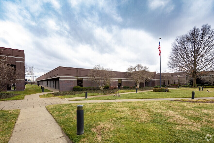 More Photos Of 10170 Linn Station Rd, Louisville Unknown For Lease