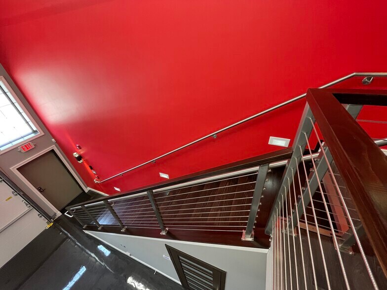 More Photos Of 2220 Ferry Rd, Naperville Showroom For Sale