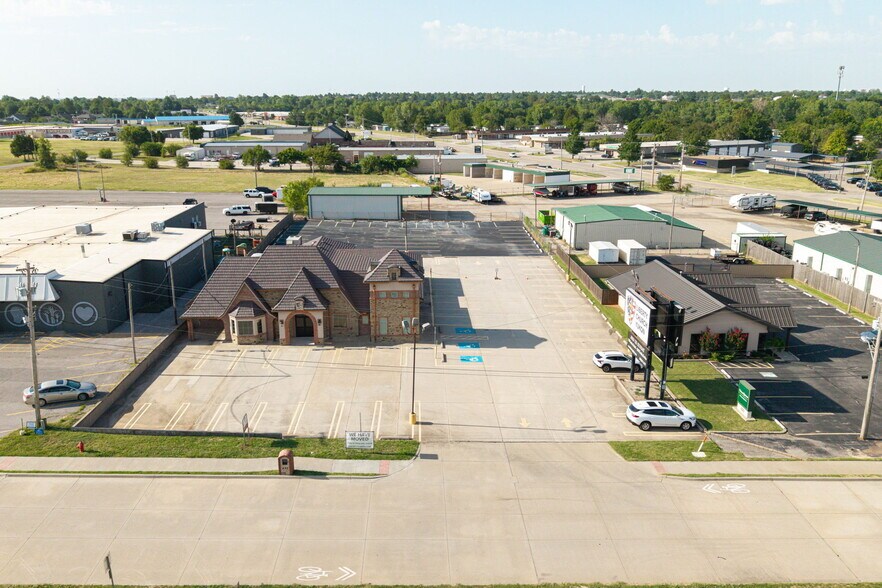 More Photos Of 450 E Main St, Yukon Religious Facility For Sale