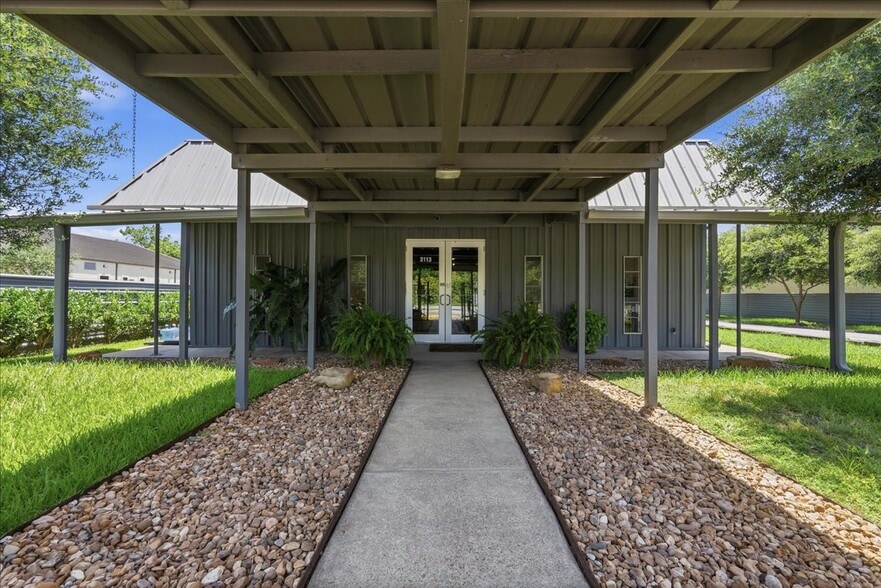 More Photos Of 2113 Garden Rd, Pearland Light Distribution For Sale