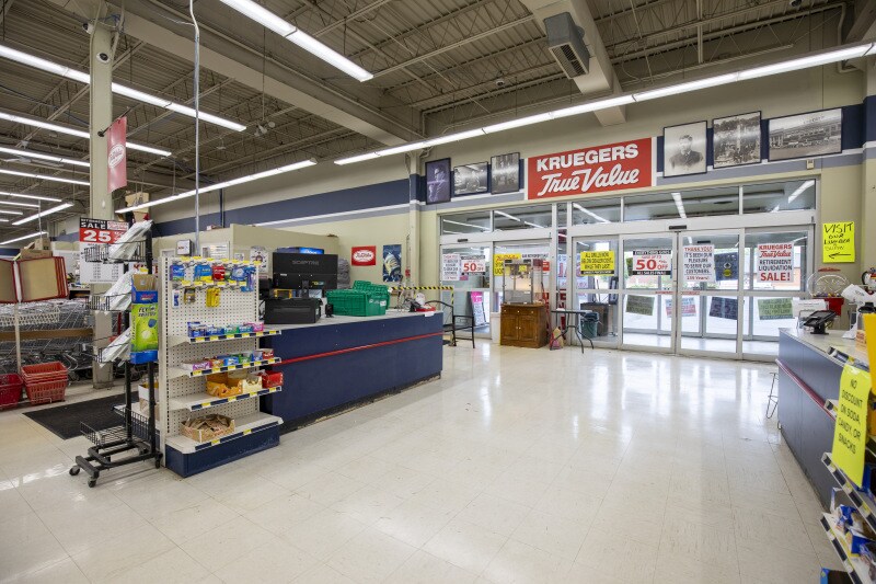 More Photos Of 999 W Winneconne Ave, Neenah Freestanding For Lease