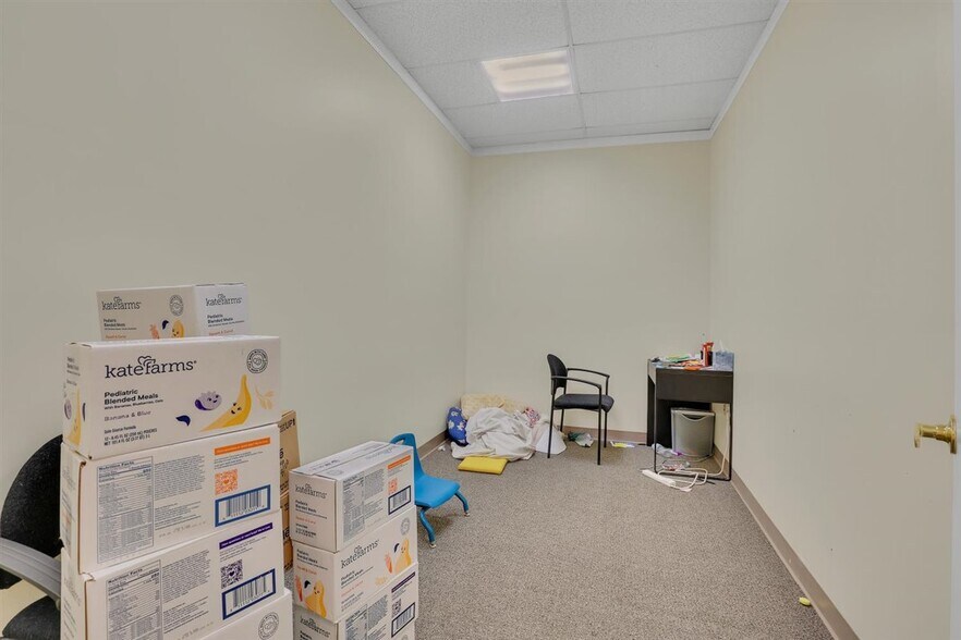 More Photos Of 32 E Hampton Rd, Marlborough Freestanding For Lease
