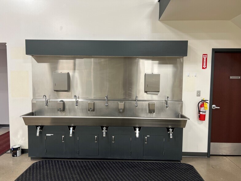 More Photos Of 616A-622 S Main St, Hebron Warehouse For Lease