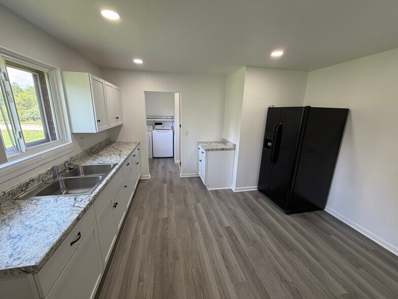 More Photos Of 911 Locust Dr, Richmond Flex For Sale