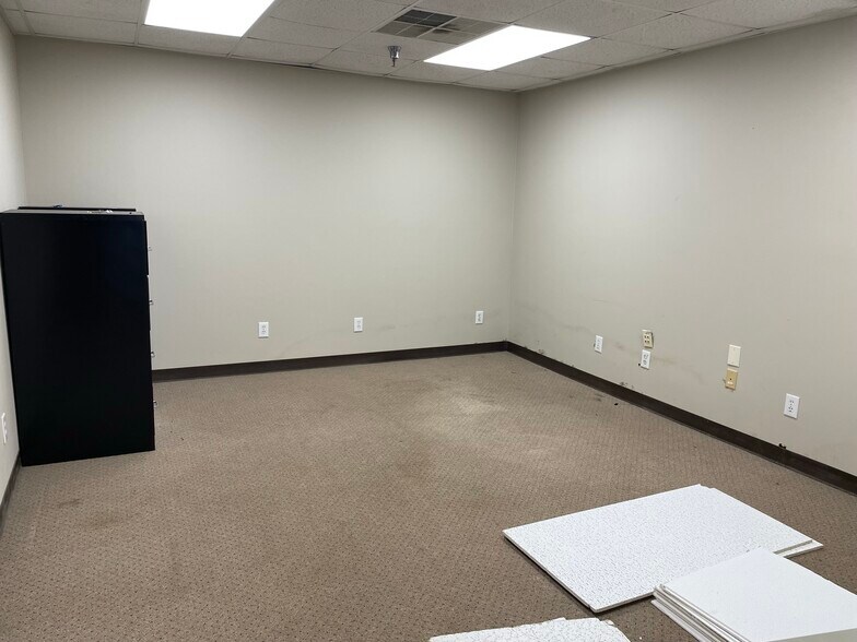 More Photos Of 101 W New St, Pink Hill Warehouse For Sale