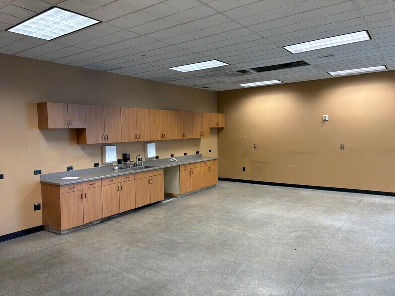 More Photos Of 15913 E Euclid Ave, Spokane Flex For Lease