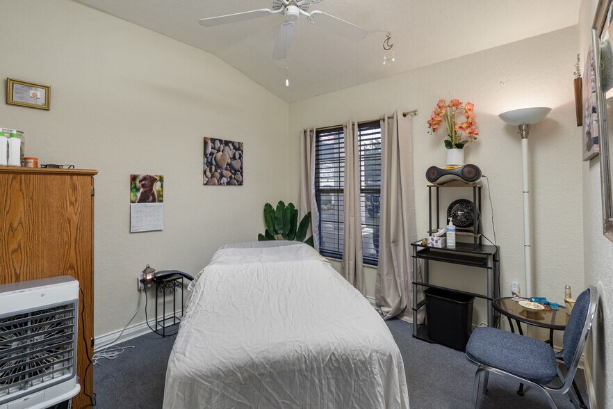 More Photos Of 1377 Deltona Blvd, Spring Hill Office For Lease