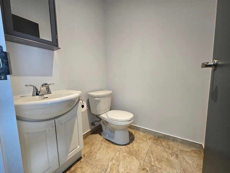 More Photos Of 557-577 Boul du Curé-Boivin, Boisbriand Warehouse For Sale