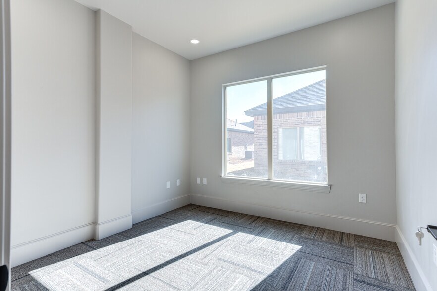 More Photos Of 1420 N Slide Rd, Lubbock Unknown For Lease