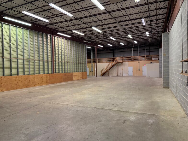 More Photos Of 1120 Commons Blvd, Reading Flex For Lease