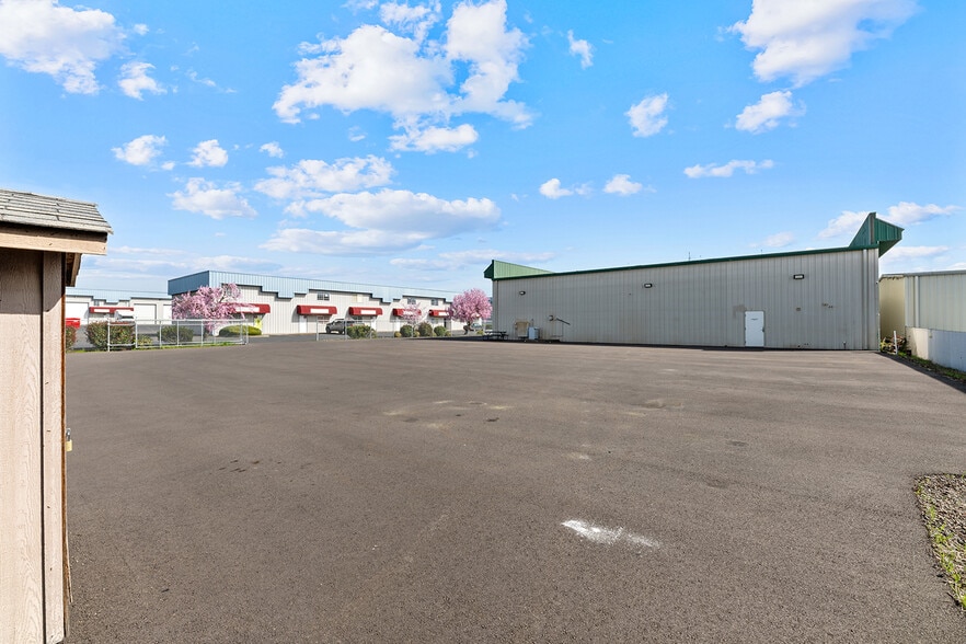 More Photos Of 6062-6068 Crater Lake Ave, Central Point Warehouse For Sale
