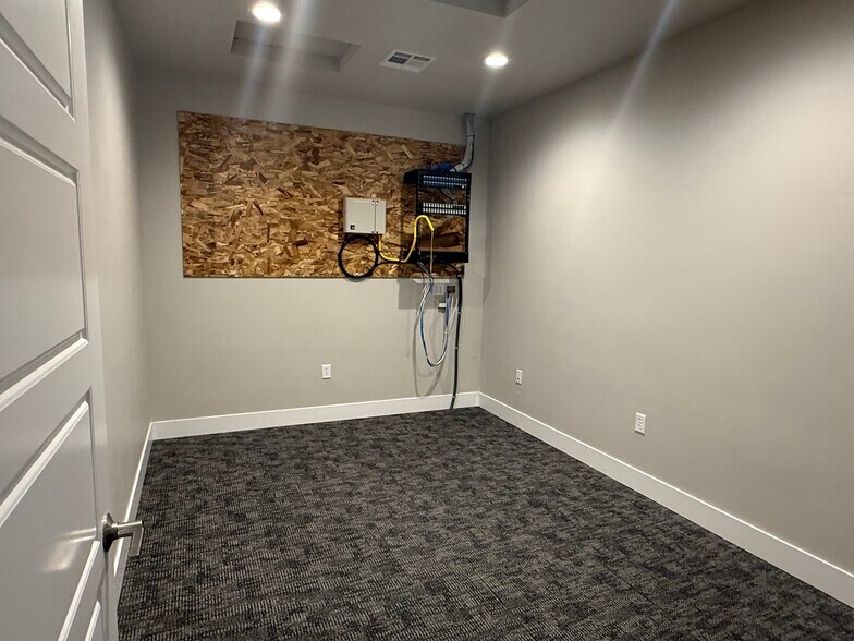 More Photos Of 1921 E Overland Rd, Meridian Office For Lease