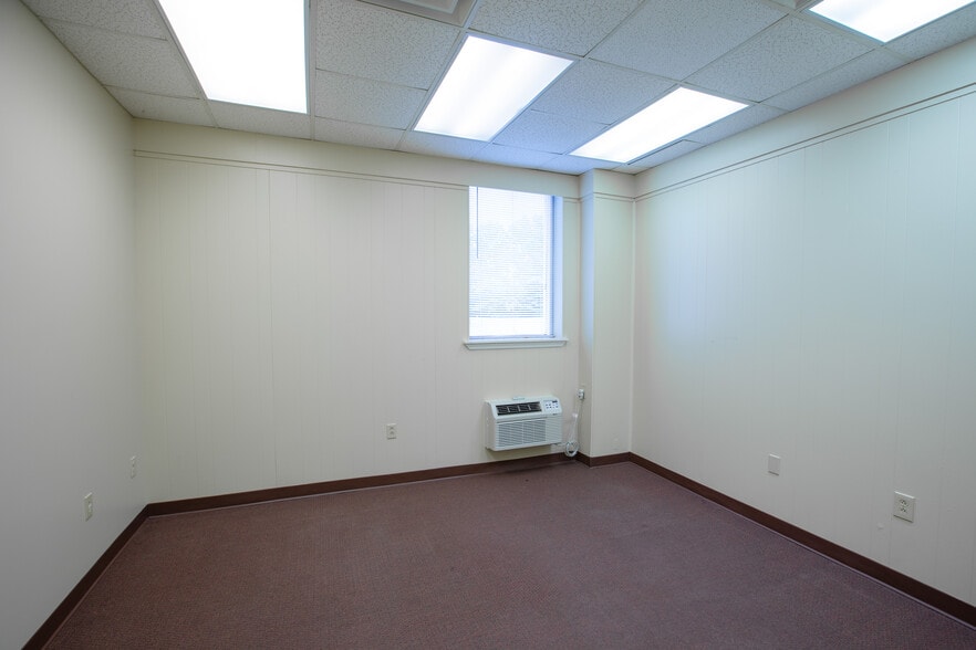 More Photos Of 273-275 Midway Ln, Oak Ridge Warehouse For Lease