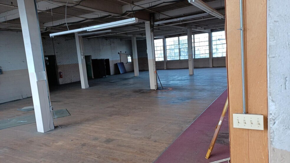More Photos Of 19-29 Lafayette St, Hartford Distribution For Sale