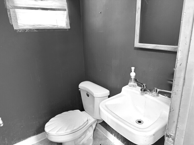 More Photos Of 1847 Newbridge Rd, North Bellmore Storefront For Lease