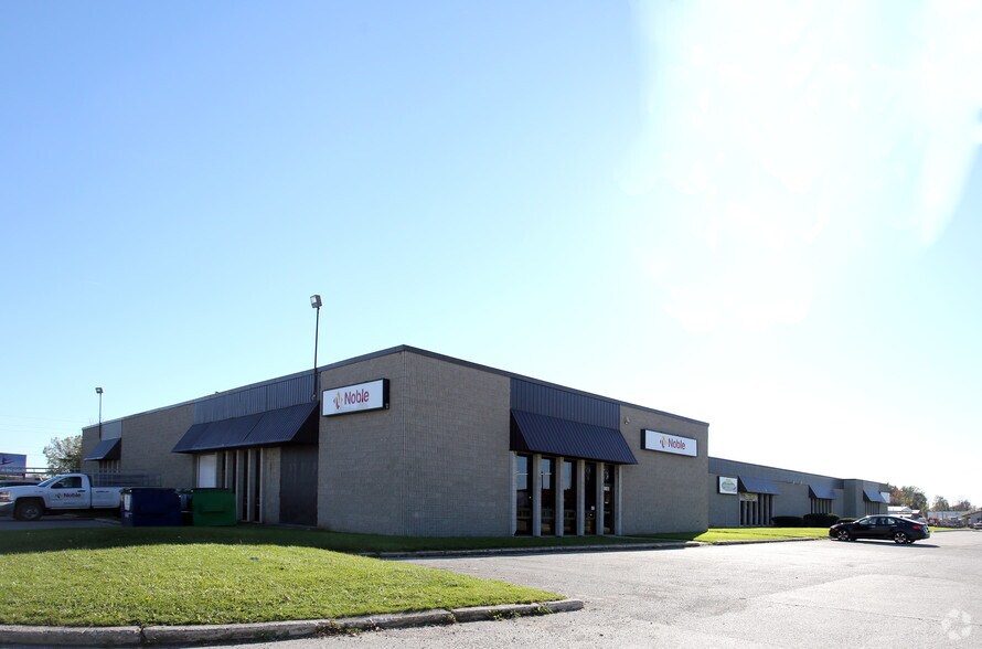 More Photos Of 1540 Fanshawe Park Rd W, London Showroom For Lease