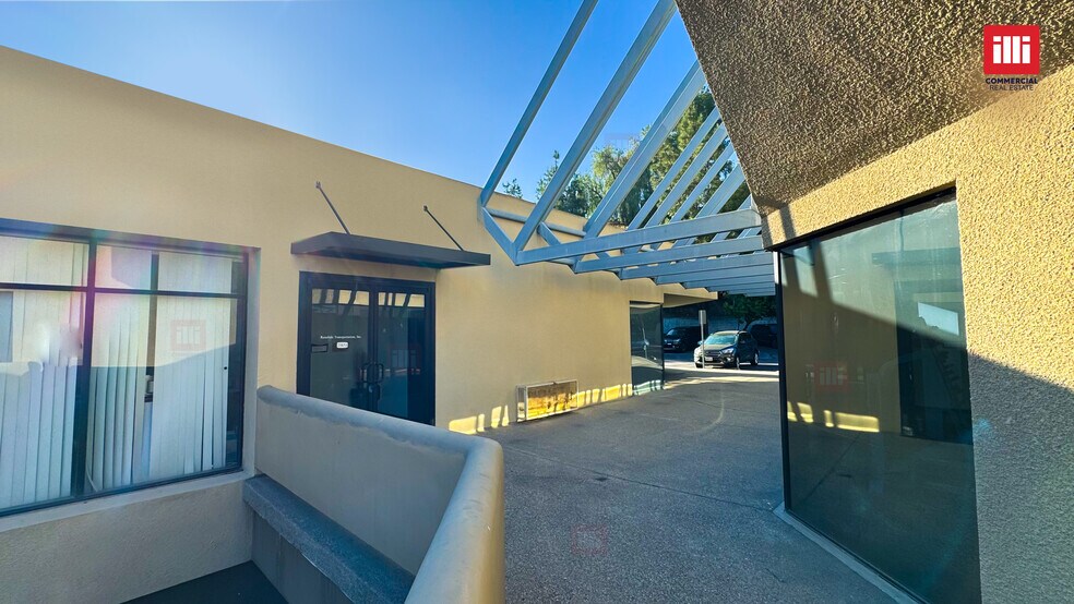 More Photos Of 20640-20668 Ventura Blvd, Woodland Hills Storefront Retail Office For Lease