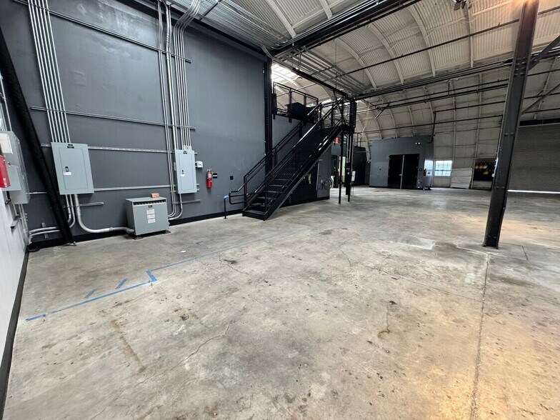 More Photos Of 800-808 E Washington Ave, Santa Ana Warehouse For Lease