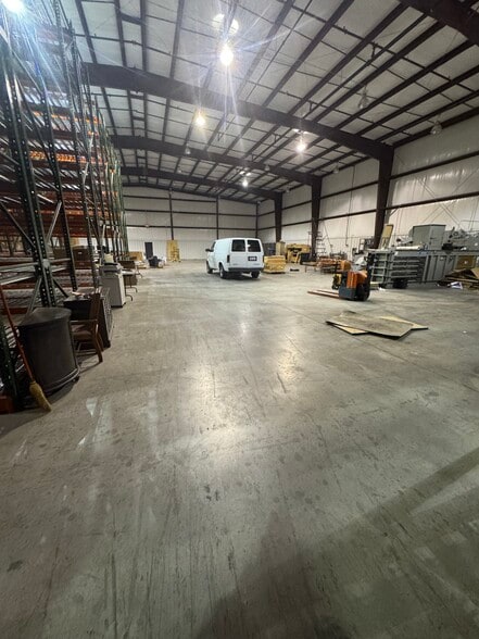 More Photos Of 645 11th Ave Blvd SE, Hickory Warehouse For Lease
