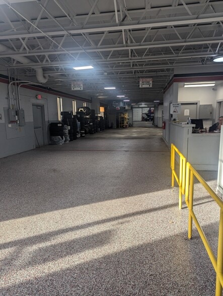 More Photos Of 1860 Stratford Ave, Stratford Auto Repair For Sale