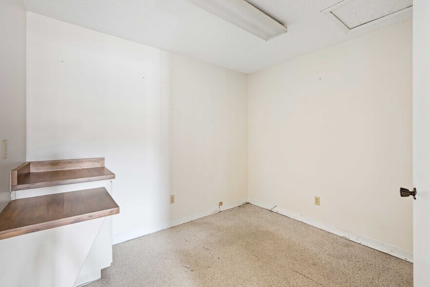 More Photos Of 6536 Stadium Dr, Zephyrhills Storefront For Sale